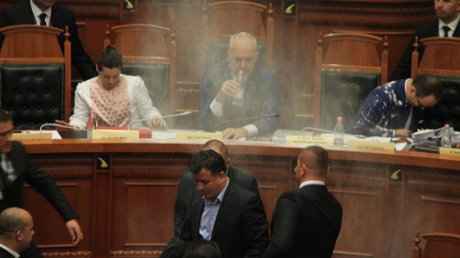 Σκηνές χάους στην αλβανική βουλή με αλεύρι, αυγά και μπουκάλια να… ίπτανται (Βίντεο)